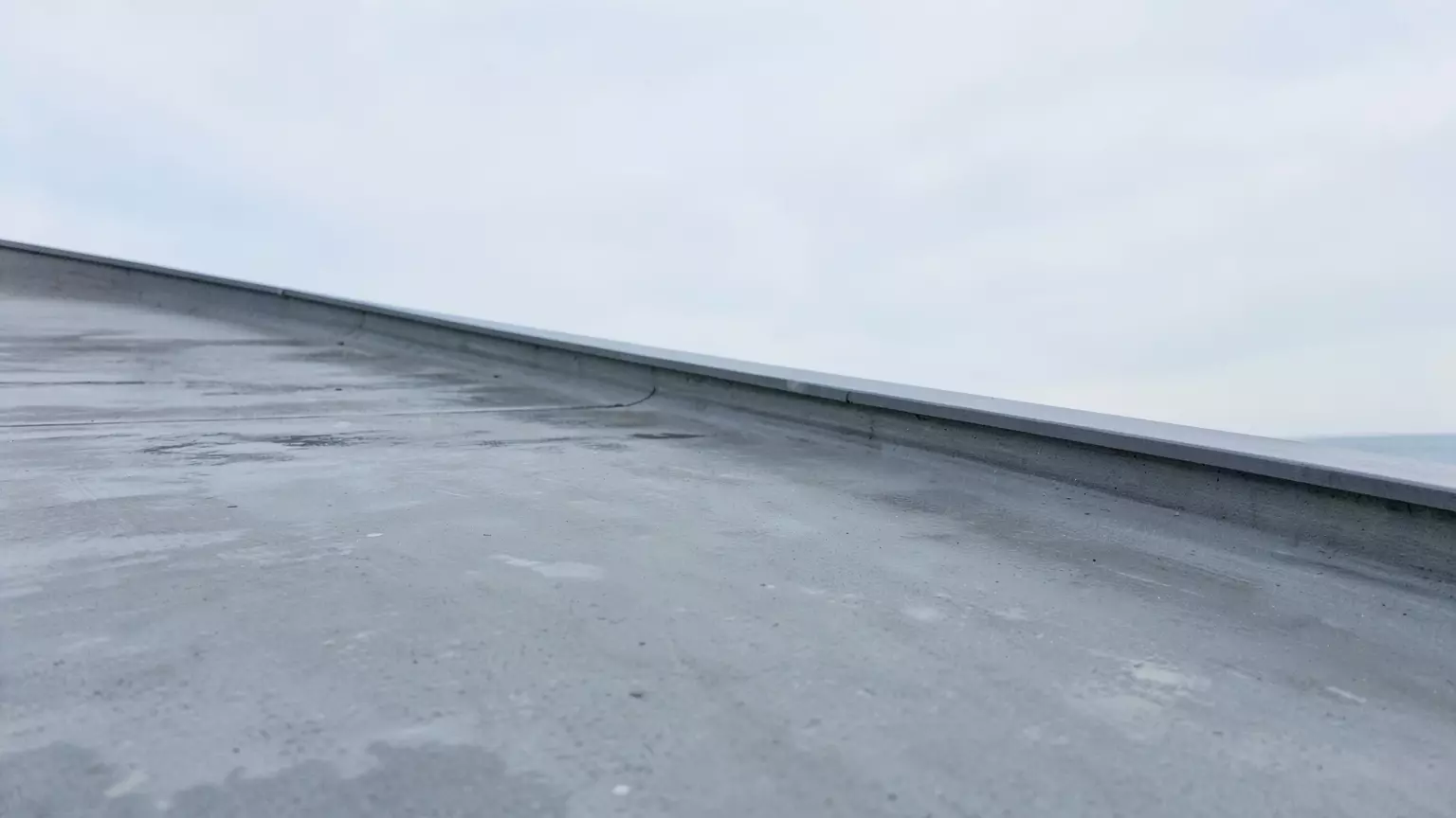 Плоская кровля с уклоном поверхности к водосточной воронке